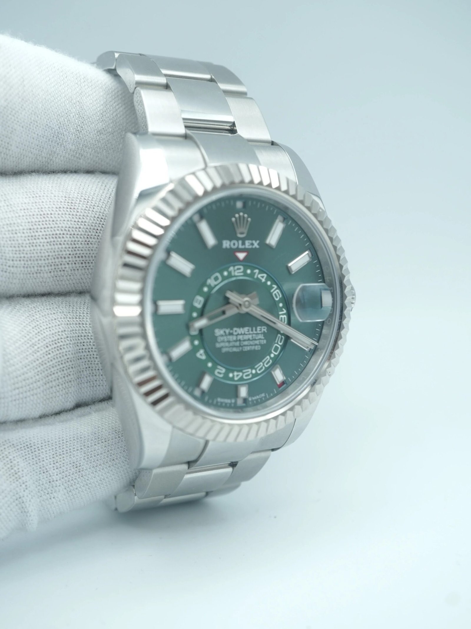 Rolex Sky-Dweller 42 mm / Gold Green Dial – Image 3